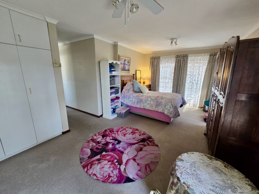 4 Bedroom Property for Sale in Loerie Park Western Cape